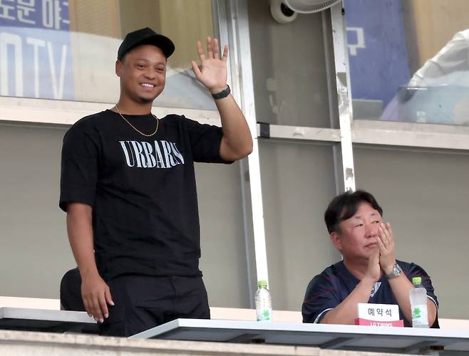 7일 오후 잠실야구장에서 열린 2025 프로야구 두산과 LG 경기. 한국을 떠나는 LG 에르난데스가 차명석 단장과 관중석에서 관전하고 있다. 잠실=정시종 기자 capa@edaily.co.kr /2025.08.07.