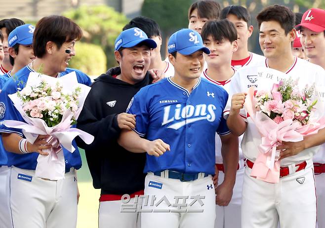 올 시즌을 끝으로 은퇴를 선언한 삼성 라이온즈 오승환이 7일 오후 인천 SSG랜더스필드에서 열리는 SSG랜더스와 삼성라이온즈의 경기 전에 은퇴 기념행사를 가졌다. 이지영이 마운드에서 단체 사진을 찍으며 삼성 모자를 쓰고 오승환 뒤에서 장난을 하고 있다. 인천=김민규 기자 /2025.08.07/