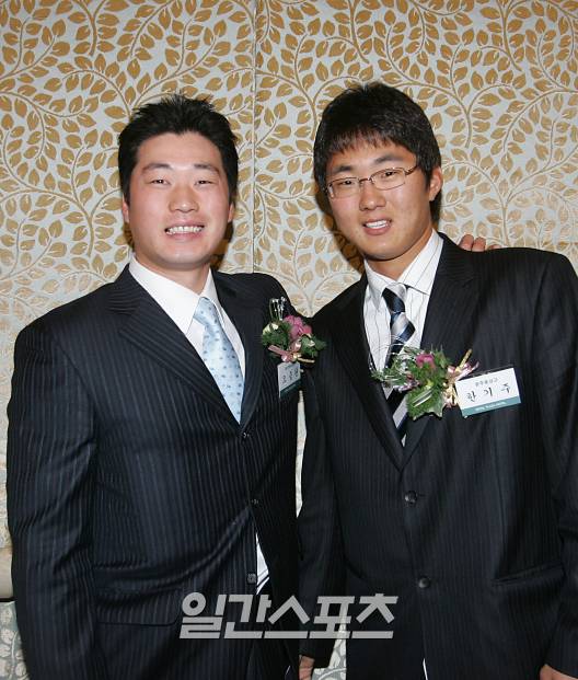 2005년 12월 제일화재 프로야구 대상 시상식장에서 KIA 한기주와 기념 사진을 찍은 오승환. IS 포토