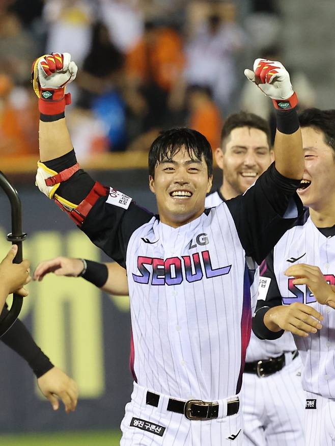 <yonhap photo-4429=""> 천성호 '끝내기 안타로 1위 수호' (서울=연합뉴스) 임화영 기자 = 8일 서울 잠실야구장에서 열린 프로야구 한화 이글스와 LG 트윈스의 경기. 10회말 1사 만루 LG 천성호가 끝내기 안타를 친 뒤 기뻐하고 있다. 이날 경기는 LG가 2-1로 승리하며 1위 자리를 지켰다. 2025.8.8 hwayoung7@yna.co.kr/2025-08-08 22:11:40/ <저작권자 ⓒ 1980-2025 ㈜연합뉴스. 무단 전재 재배포 금지, AI 학습 및 활용 금지></yonhap>