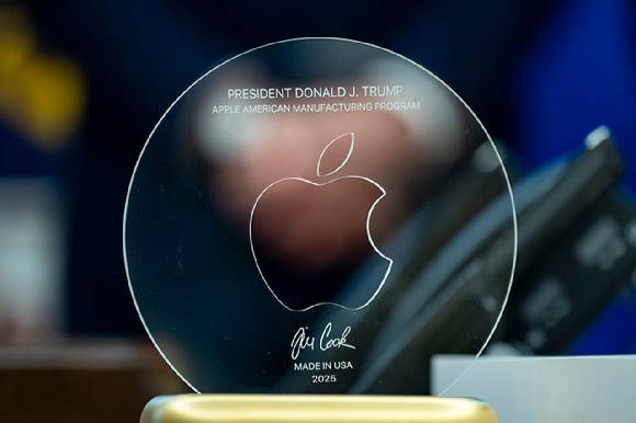 도널드 트럼프 미국 대통령과 팀 쿡 애플 CEO가 향후 4년간 총 6000억 달러가 넘는 1000억 달러 규모의 미국 투자를 추가로 발표하는 것을 기념하는 명판이 6일(현지시간) 워싱턴 DC 백악관 집무실의 레졸루트 데스크에 놓여 있다. [사진=로이터 연합뉴스]