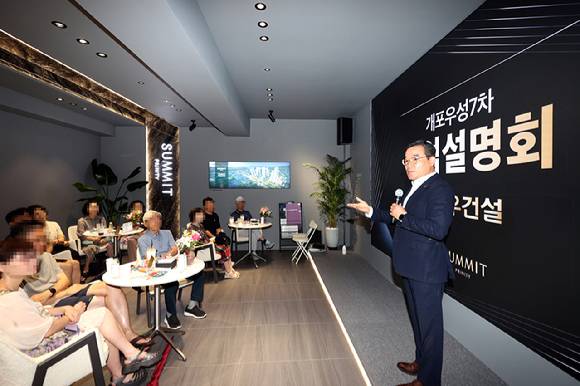 김보현 대우건설 사장이 개포우성7차 '써밋 프라니티' 홍보관에 방문해 조합원과 대화하고 있다. [사진=대우건설]