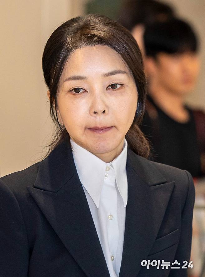 윤석열 전 대통령의 배우자 김건희 여사가 2025년 8월 6일 광화문에 위치한 ‘김건희 특검’ 사무실에 출석하고 있다. [사진=사진공동취재단]