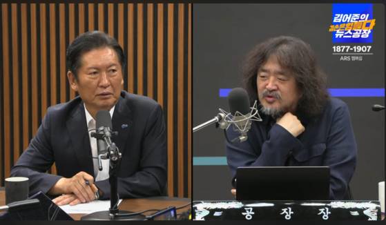 2025년 8월 5일 김어준 유튜브 방송에 출연해 "국민의힘은 10번, 100번 해산감"이라고 말하는 정청래 더불어민주당 대표. [중앙포토]