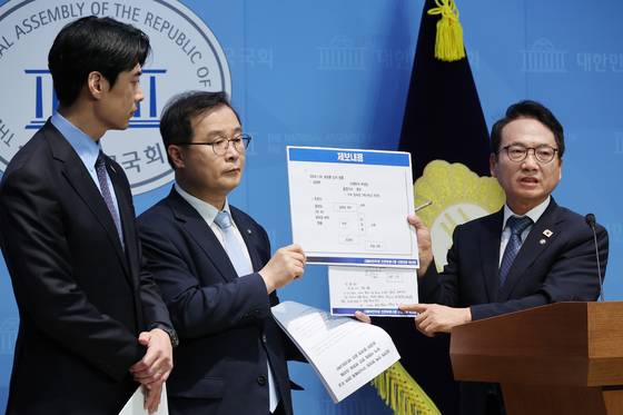 더불어민주당 정치검찰 조작기소대응TF가 지난 6일 서울 여의도 국회 소통관에서 긴급 기자회견을 열고 ″김성태 전 쌍방울그룹 회장이 김건희 여사 인맥을 동원해 판사 등을 상대로 한 로비를 펼쳤다는 녹취록이 보도됐다″며 ″김건희 특검팀에 수사를 촉구한다″고 했다. 연합뉴스