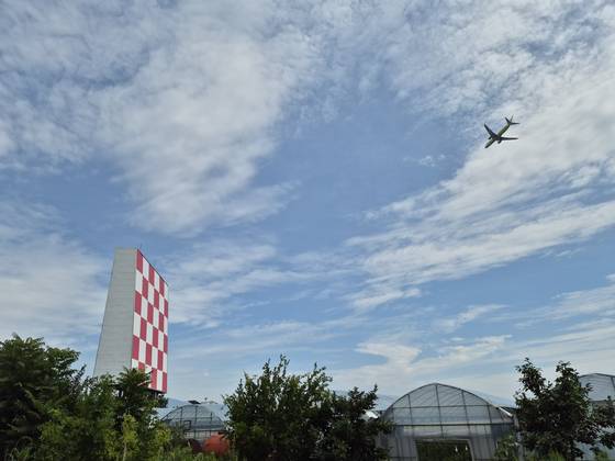 김해국제공항 착륙을 시도하는 한 여객기(사진 오른쪽 상단)가 '항공장애 주간표지'를 넘지 않고 공항 활주로 방향으로 선회하고 있다. 주간표지 북쪽 너머에는 돗대산이 있어, 주간 표지를 지나 선회하면 돗대산과 충돌할 수도 있다. 지난 3일 오후 경남 김해시 불암동에서 촬영한 모습. 안대훈 기자