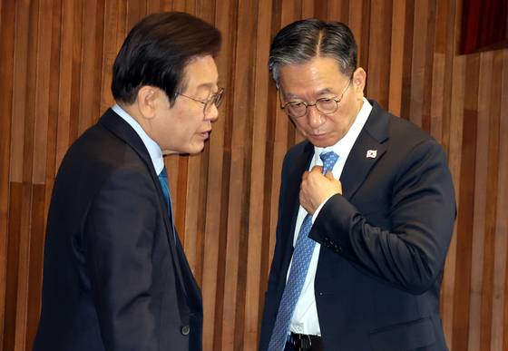 이재명 대통령과 정성호 법무부 장관 후보자는 1987년 사법연수원에서부터 연을 이어온 '정치적 동반자'로 불린다. 사진은 지난해 12월 국회 본회의에서 대화를 나누고 있다. 사진 뉴시스