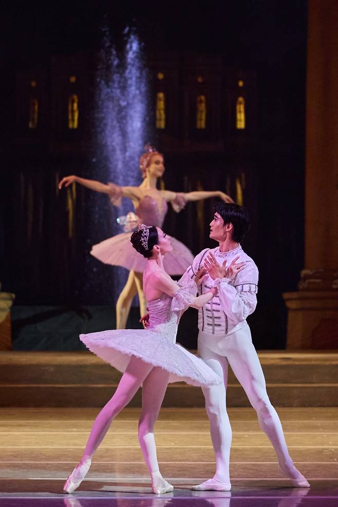 라일락 요정 앞에서 사랑을 맹세하는 데지레(김기민)과 오로라(빅토리야 테레시키나). Mikhail Vilchuk ©Mariinsky Theatre