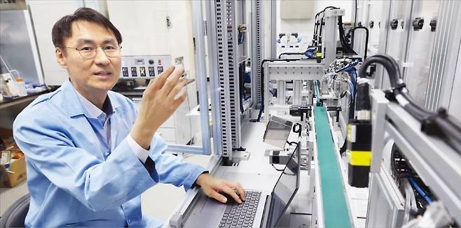 정유성 서울대 화학공정신기술연구소 소장이 화학공정 자율 설계·개발 플랫폼 ‘셀프드라이빙랩’의 작동 원리를 설명하고 있다.   /김범준 기자