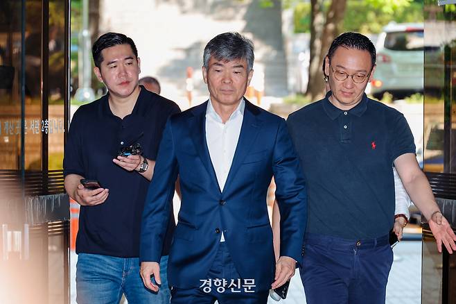 김건희 여사의 최측근이자 계좌를 관리한 인물로 알려진 이종호 전 블랙펄인베스트 대표가 지난 5일 구속 전 피의자 심문(영장실질심사)를 받기 위해 서울중앙지법으로 들어서고 있다. 이준헌 기자