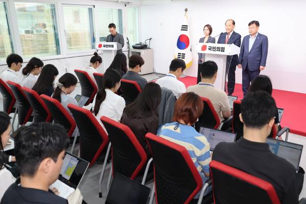 국민의힘 황우여 선거관리위원장이 7일 서울 여의도 중앙당사에서 당 대표 및 최고위원 선출을 위한 전당대회 본경선 진출자를 발표하고 있다. 연합뉴스