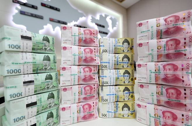 Korean currency and Chinese currency are displayed at the Hana Bank headquarters in downtown Seoul in 2017. [YONHAP]