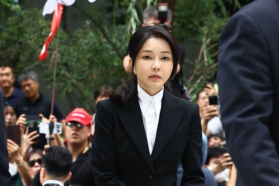 Kim Keon Hee, wife of former President Yoon Suk Yeol and a suspect in the alleged stock manipulation of Deutsch Motors, arrives at the office of the special counsel investigating her case led by Min Joong-ki in Jongno District, central Seoul, on Aug. 6. [KIM JONG-HO]