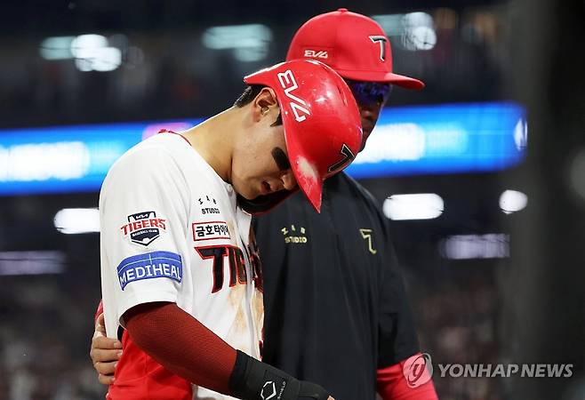 5월 27일 광주기아챔피언스필드에서 열린 프로야구 키움 히어로즈와 KIA 타이거즈의 경기에서 KIA 김도영이 5회말 2사에서 2루 도루에 성공한 뒤 부상으로 교체되고 있다. 연합뉴스