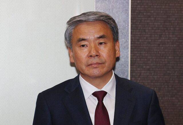 방산협력 관계부처 주요 공관장 회의에 참석하는 이종섭 주호주대사가 지난해 3월 28일 오전 정부서울청사 외교부 회의장으로 향하고 있다. 연합뉴스