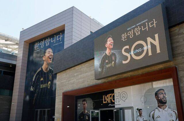 손흥민이 LA FC 유니폼을 입은 모습과 한글로 ‘환영합니다’라는 문구가 담긴 대형 홍보물이 7일(한국시간) 미국 로스앤젤레스 BMO 스타디움 외벽에 걸려 있다. EPA연합뉴스