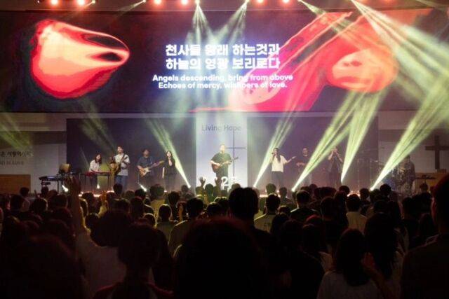 제19회 선교한국대회 참가자들이 6일 서울 서초구 사랑의교회에서 열린 저녁 집회를 통해 찬양하고 있다.