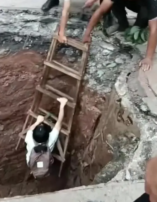 중국 충칭에서 6일 구덩이로 추락한 무인자율운행 로보택시 뤄보콰이파오의 탑승객이 사다리로 구조되고 있다. 웨이보
