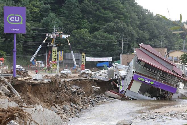 지난달 23일 경기도 가평군 조종면 수해 지역에서 전력 복구 작업이 진행되고 있다. 연합뉴스