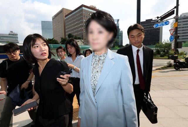 한학자 통일교 총재의 비서실장인 정모씨가 조사를 받기 위해 8일 민중기 특별검사팀이 있는 서울 종로구 KT광화문빌딩 웨스트로 출석하고 있다. 연합뉴스