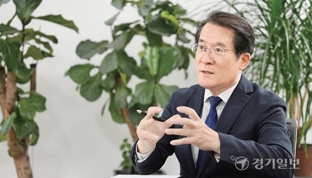 박상병 정치평론가가 경기일보와의 인터뷰에서 경기도의 미래 전략과 국가 전체의 성장 연계성 등을 밝히고 있다. 조병석기자