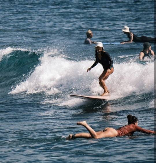 서핑을 즐기는 외국 젊은이 모습