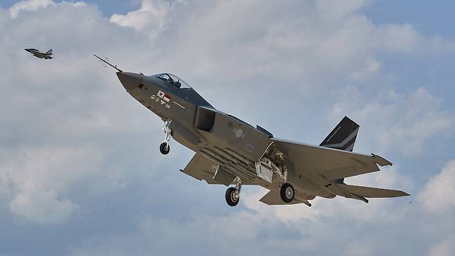 미국 F-22도 못한 것 한국 KF-21이 해낸 상황! 내부무장창 2천 파운드 폭탄 탑재! | 군사돋보기