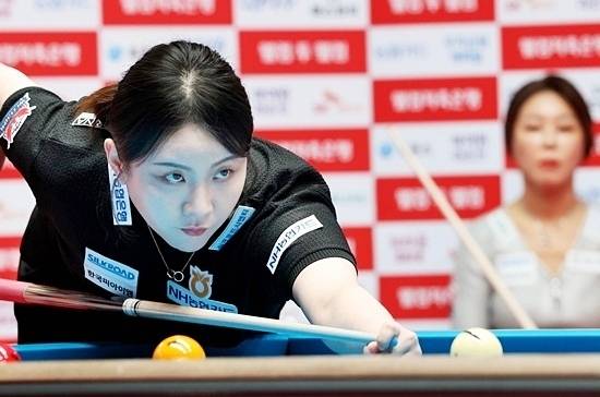 7일 열린 NH농협카드배LPBA투어 16강전 김민아-김가영 경기는 16강전중 최고 빅매치였다. 결과는 김민아의 3:2승리로 끝났지만, 6~7점차로 앞서가다 한 순간에 뒤집히곤 했다. 세트제와 뱅크샷 2점 등 PBA 경기방식이 도드라진 한판이었다. (사진=PBA)