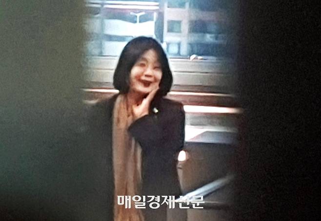 지난 2020년 국회 의원회관에 처음 출근한 윤미향 의원이 사무실에서 미소를 짓고 있는 모습이 포착됐다. 사무실 밖 복도에서 블라인드 틈새로 촬영했다. <매경DB>
