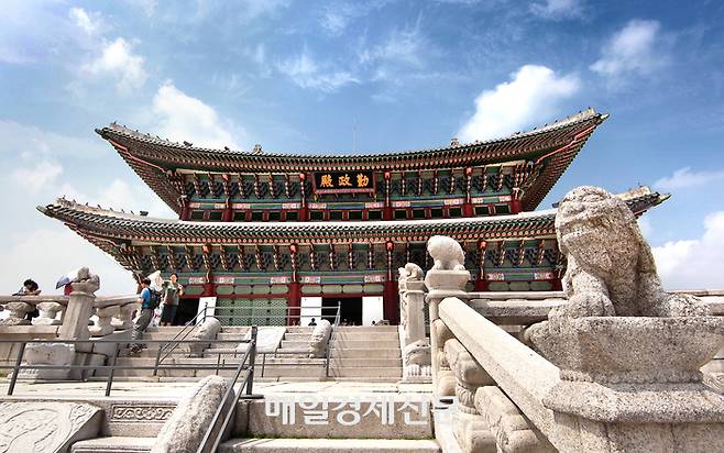 경복궁 근정전. 이 전의 아래에서 부르는 호칭이 전하였다. [매경DB]