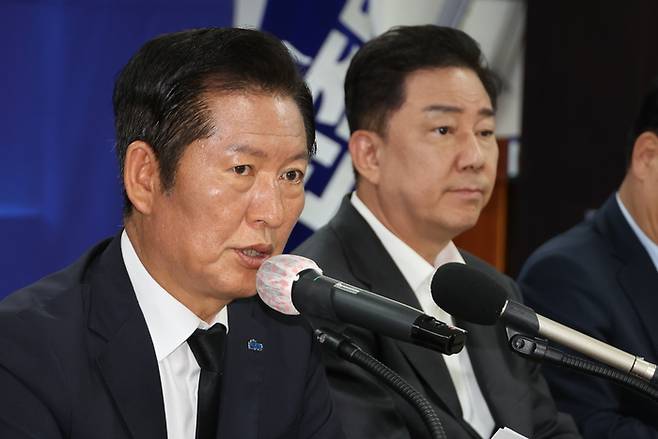 정청래 더불어민주당 대표가 8일 전남 무안군 전남도당에서 취임 후 처음으로 열린 현장 최고위원회의에서 발언하고 있다. [사진 출처 = 연합뉴스]