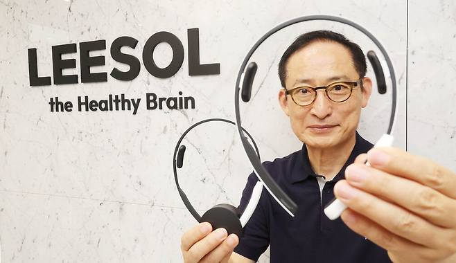 이승우 리솔 공동대표가 최근 서울 강남구 역삼동에 위치한 사무실에서 수면장애 개선 웨어러블 장비 '슬리피솔'에 대해 설명하고 있다. 이충우 기자