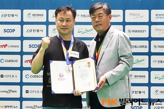 정구현(현대차캐롬동호회)은 결승에서 유현중에게 패해 아쉽게 준우승에 머물렀다. 정구현이 안동시당구연맹 이창규 회장고 포즈를 취하고 있다.