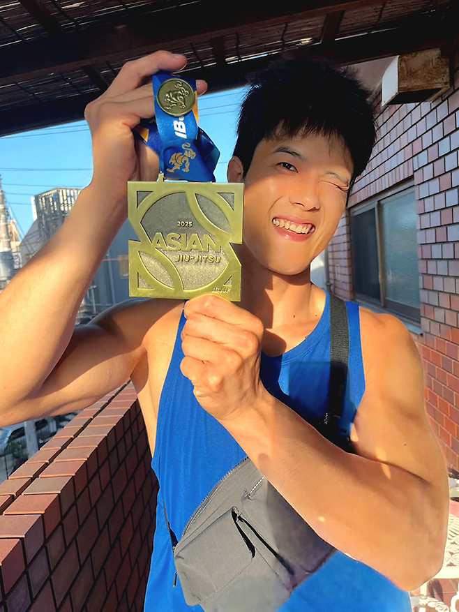대한민국 UFC 16호 파이터 조성빈이 제14회 국제브라질주짓수연맹 아시아선수권대회 남자 35세 이하 브라운벨트 76㎏ 동메달을 들어 보이고 있다. 사진@koreanfalcon