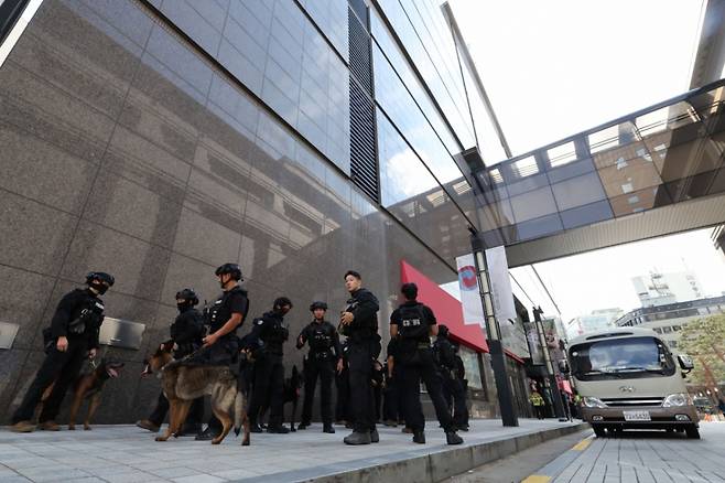 지난 5일 오후 서울 중구 신세계백화점 본점에 폭발물을 설치했다는 신고가 접수돼 경찰특공대와 폭발물 탐지견이 주변을 수색한 뒤 철수하고 있다. /사진=뉴시스
