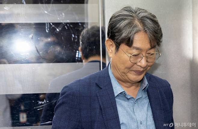 (서울=뉴스1) 이승배 기자 = '주식 차명거래 의혹'이 제기된 이춘석 더불어민주당 의원이 5일 오후 서울 여의도 국회에서 방송법 개정안에 대한 무제한토론 종결동의의 건 투표를 마치고 본회의장을 빠져나가고 있다. 2025.8.5/뉴스1  Copyright (C) 뉴스1. All rights reserved. 무단 전재 및 재배포,  AI학습 이용 금지. /사진=(서울=뉴스1) 이승배 기자