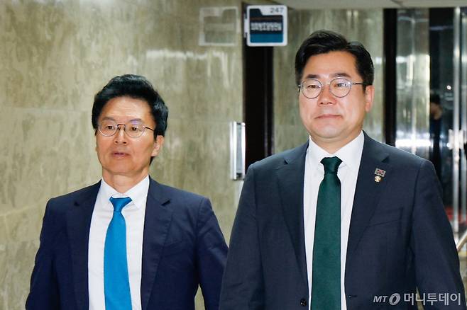 (서울=뉴스1) 안은나 기자 = 박찬대 더불어민주당 대표 직무대행 겸 원내대표(오른쪽)와 정진욱 비서실장이 24일 오전 서울 여의도 국회에서 열린 비공개 의원총회에 입장하고 있다. 2025.4.24/뉴스1  Copyright (C) 뉴스1. All rights reserved. 무단 전재 및 재배포,  AI학습 이용 금지. /사진=(서울=뉴스1) 안은나 기자