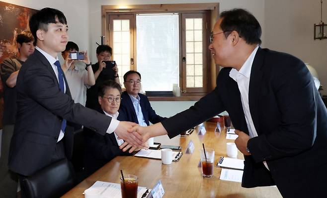 김국일(오른쪽) 보건복지부 보건의료정책관이 지난 7일 오전 서울 종로구 달개비에서 열린 전공의 수련협의체 3차 회의에서 한성존 대한전공의협의회 비대위원장과 인사하고 있다. /사진=뉴시스