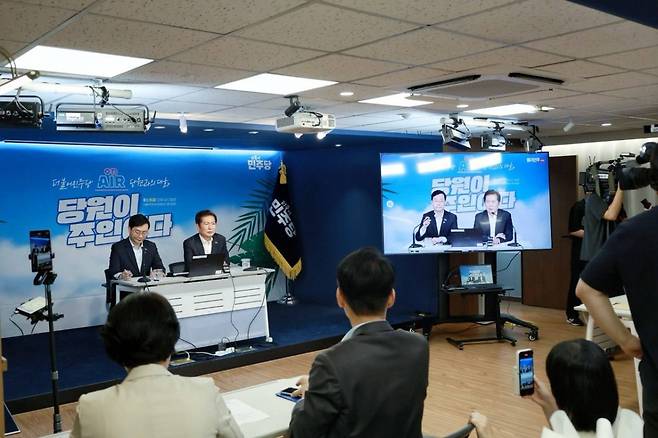 당원과의 대화 유튜브 생방송이 촬영되고 있는 서울 여의도 민주당 중앙당사 당원존 /사진=민주당