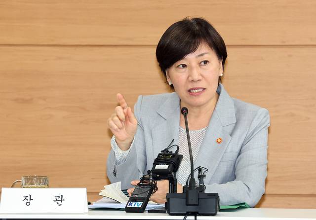 송미령 농림축산식품부 장관이 7일 정부세종청사 농식품부 대회의실에서 열린 출입기자단 정례 간담회에서 기자들의 질문에 답하고 있다. 연합뉴스