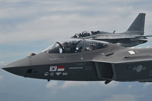 이영수 공군참모총장과 이브라힘 나세르 모하메드 알 알라위 아랍에미리트연합국 국방차관이 지난 7일 공군 사천기지를 찾아 FA-50, KF-21에 각각 탑승해 국산항공기의 우수성을 체험하는 우정비행을 실시했다. 사진은 KF-21에 탑승한 알 알라위 UAE 국방차관이 후방석에서 엄지를 치켜세우는 모습. 공군 제공