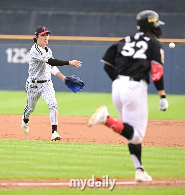 2025년 7월 29일 오후 서울 잠실구장에서 열린 '2025 신한 SOL뱅크 KBO 리그' KT 위즈와 LG 트윈스의 경기.LG 2루수 신민재가 2회초 1사 2루서 KT 권동진의 타구를 처리하고 있다./마이데일리