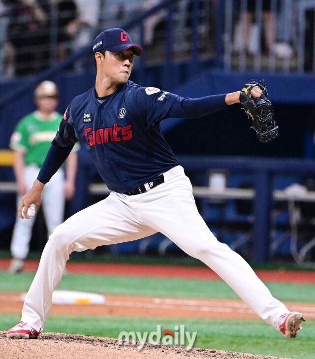 2025년 8월 1일 오후 서울 고척스카이돔에서 열린 '2025 신한 SOL뱅크 KBO 리그' 롯데 자이언츠와 키움 히어로즈의 경기.롯데 윤성빈이 8회말 1사 후 구원등판해 역투하고 있다./마이데일리