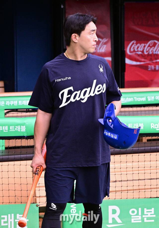 2025년 8월 8일 오후 서울 잠실구장에서 열린 '2025 신한 SOL뱅크 KBO 리그' 한화 이글스와 LG 트윈스의 경기. 한화 손아섭이 훈련을 위해 그라운드로 나서고 있다./잠실=유진형 기자