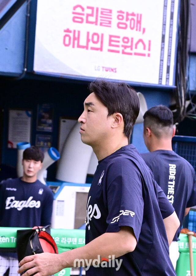 2025년 8월 8일 오후 서울 잠실구장에서 열린 '2025 신한 SOL뱅크 KBO 리그' 한화 이글스와 LG 트윈스의 경기. 한화 손아섭이 경기 전 훈련을 위해 그라운드로 나서고 있다./잠실 = 유진형 기자