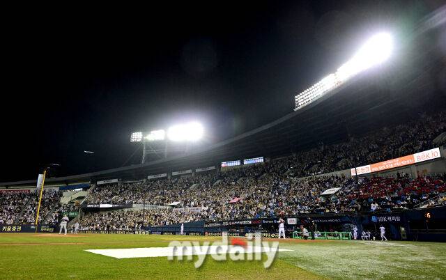 2025년 3월 26일 오후 서울잠실구장에서 진행된 '2025 신한 SOL뱅크 KBO 리그' 한화 이글스와 LG 트윈스의 경기. LG 트윈스가 개막 이후 4경기 연속 매진을 기록했다./마이데일리