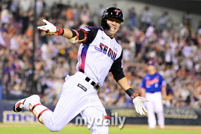 2025년 8월 8일 오후 서울 잠실구장에서 열린 '2025 신한 SOL뱅크 KBO 리그' 한화 이글스와 LG 트윈스의 경기. LG 천성호가 연장 10회말 1사 만루서 끝내기 안타를 친 뒤 포효하고 있다./잠실 = 유진형 기자