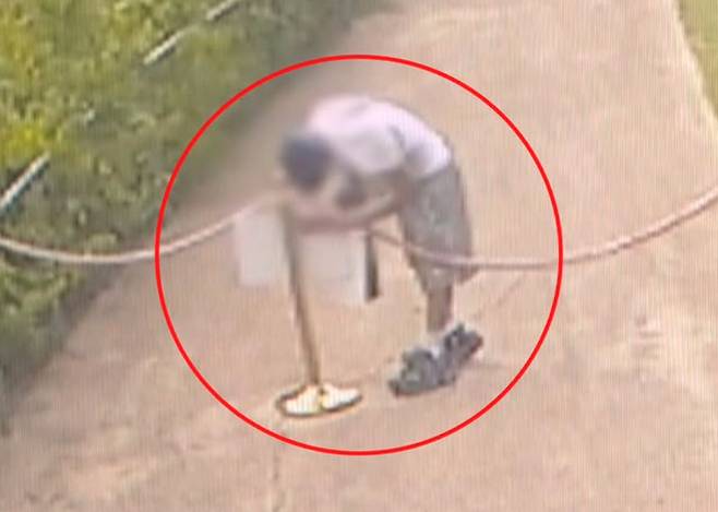 한 아이돌 그룹 소속사 관계자가 한양도성 보호구역 내 시설물에 이벤트용 스티커를 무단으로 부착하고 있는 모습. [서경덕 교수 인스타그램 캡처]