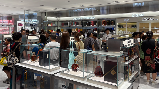 지난 7일 신세계면세점 명동점 시가·담배, 주류 매장이 관광객들로 북적이고 있다. 박연수 기자