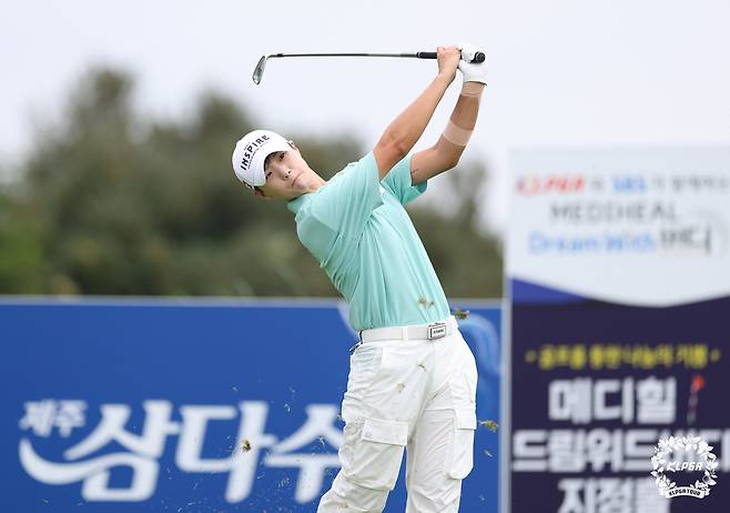 박성현이 8일 KLPGA 투어 제주삼다수 마스터스 2라운드에서 7번홀 티샷을 하고 있다.  [KLPGA 제공]